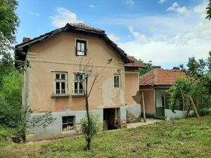 Old rural house with barn, annex and land in a quiet village