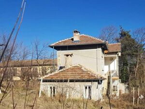 Two-storey house located in the center of the village of Gor