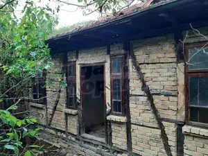 Old house with a large garden in the village of Balkantsi