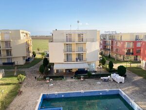 2-Bedroom Apartment with Pool View, Sunny Day 5