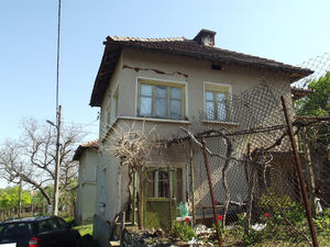 Old country house with spacious plot of land located vratsa