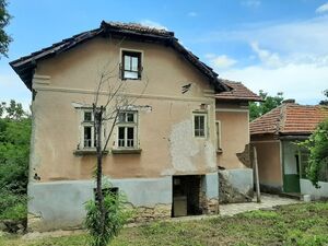 Old rural house with barn and plot of land located in proxim