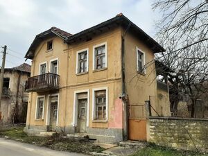 Old rural house with barn and plot of land located in Vratsa