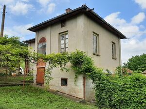 Country house with annex and land located in a small village