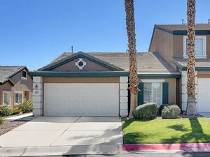 Well-kept single story townhouse in Sunset Mesa gated 