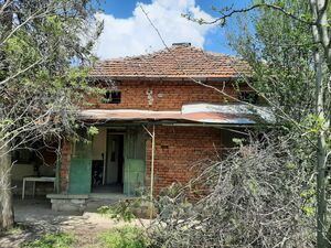 Old rural house with plot of land situated in a big village