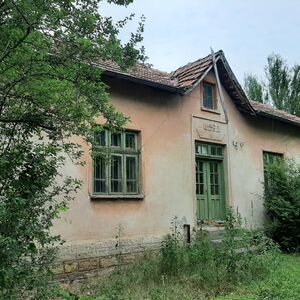 Rural house with plot of land located in village near river