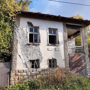 Old rural property with barn, annex and land located Vrasta